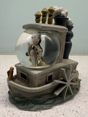 STEAMBOAT WILLY SNOWGLOBE - MICKEY MOUSE